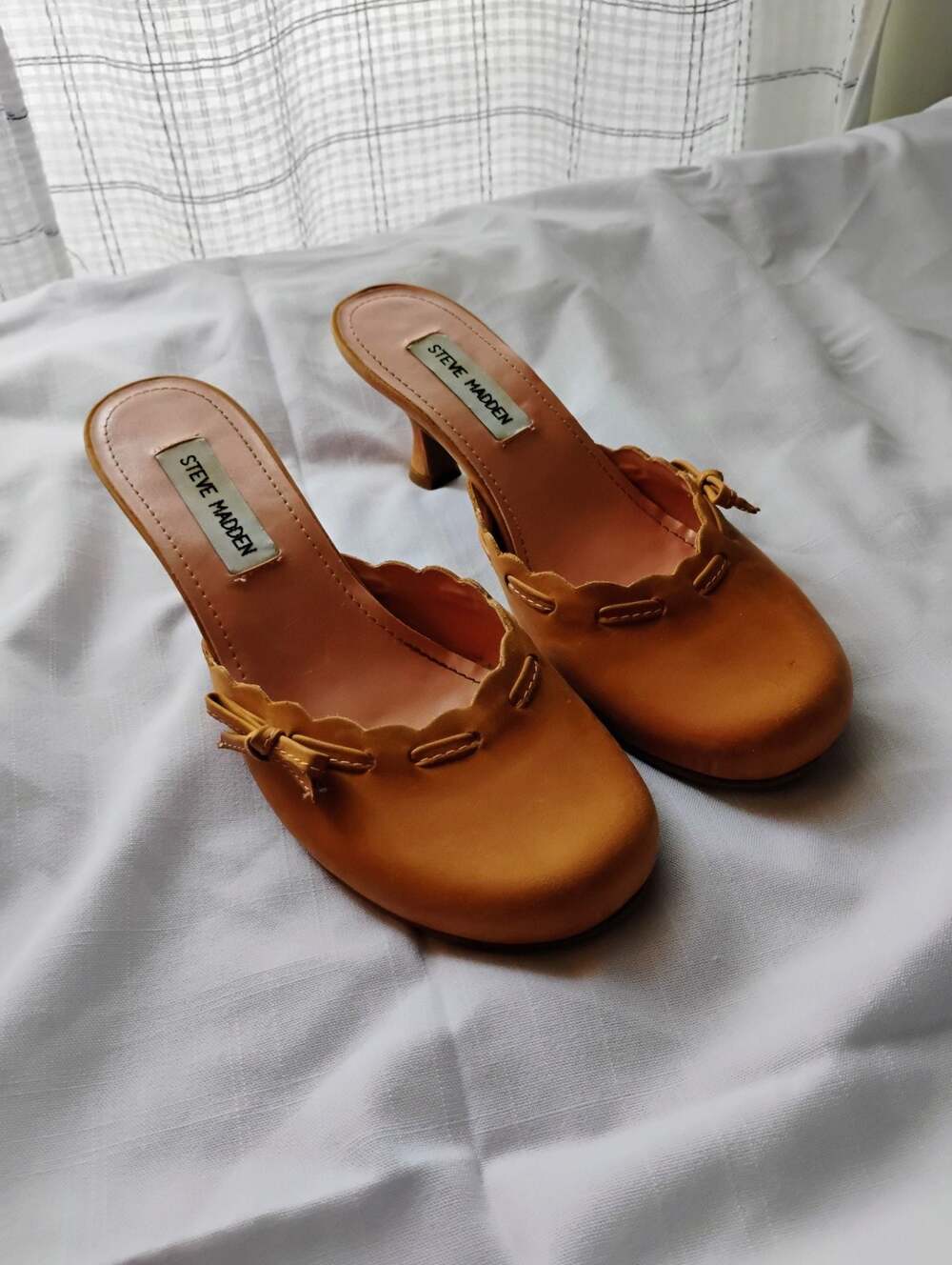 Vintage Steve Madden P-Venus Tan Leather Scalloped Kitten Heel Mules - Size 6 1/